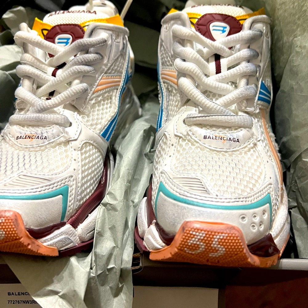 Nib Balenciaga runners size 35 white with multi